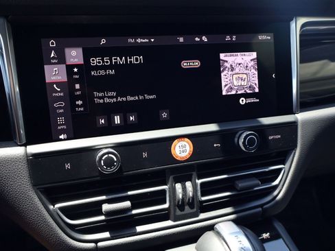 Certified 2025 Porsche Macan AWD/4WD image 17