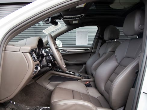 Certified 2026 Porsche Macan AWD/4WD image 5