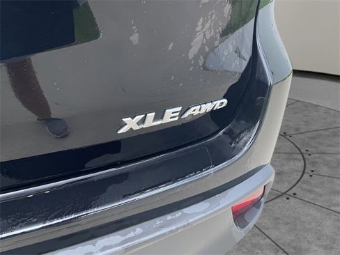 Used 2018 Toyota Highlander XLE image 10