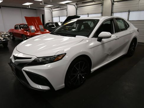 Used 2022 Toyota Camry SE w/ Carpet Mat Package (TMS) FWD image 4