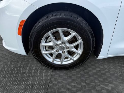 Used 2025 Chrysler Pacifica Select FWD image 14