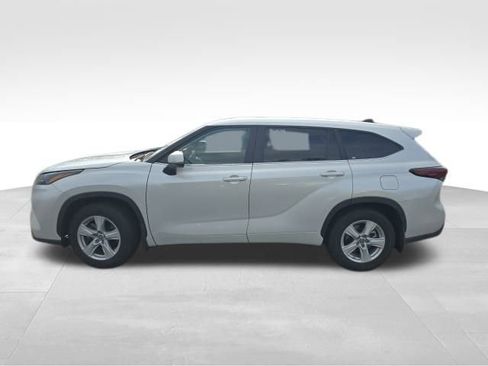 Used 2025 Toyota Highlander LE image 3