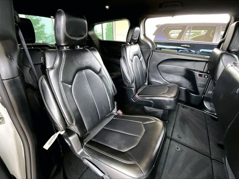 Used 2025 Chrysler Pacifica Select FWD image 17