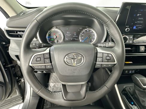 Used 2023 Toyota Highlander XLE image 11