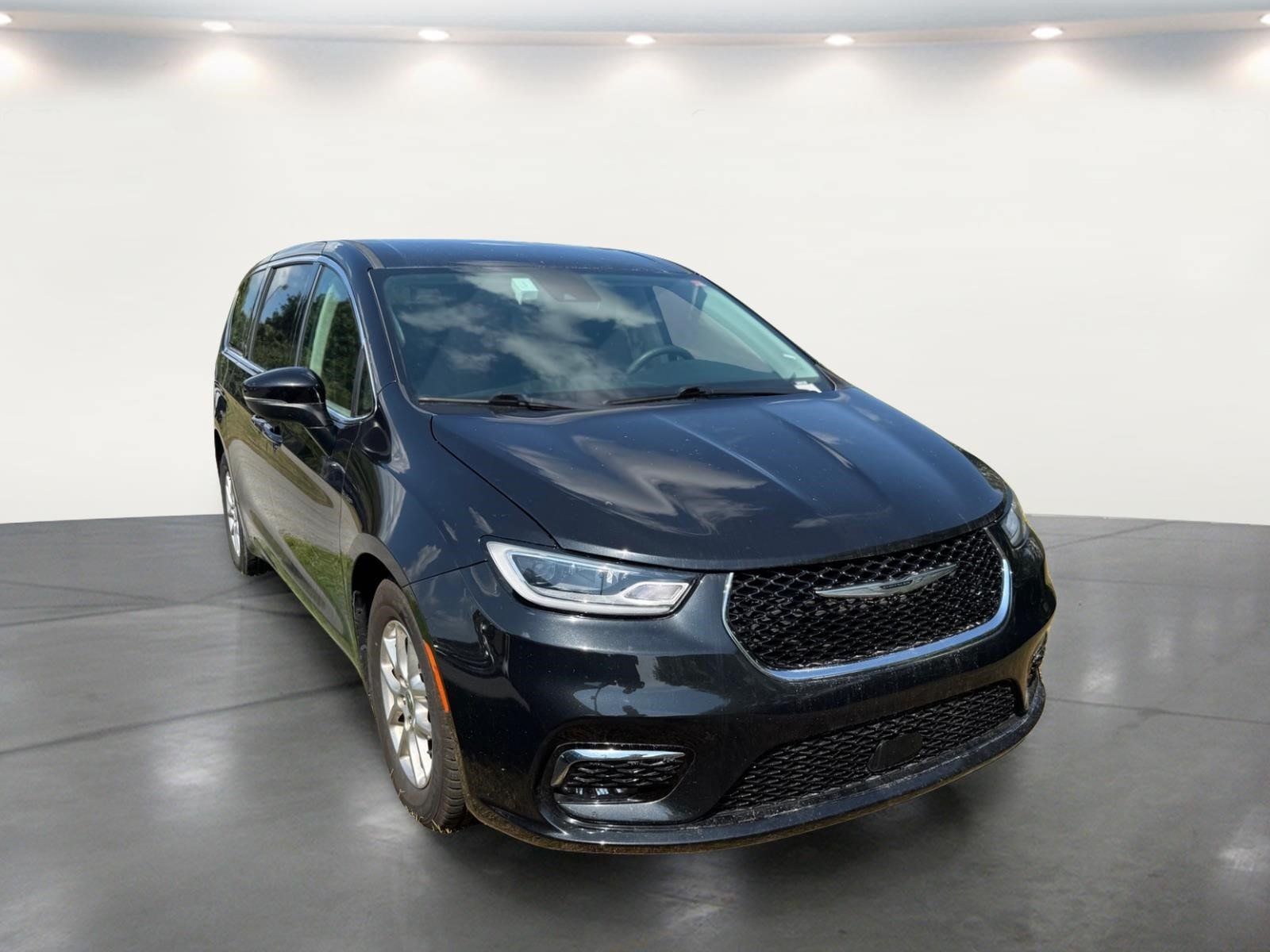 Used 2023 Chrysler Pacifica Touring-L FWD image 7