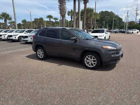 Used 2016 Jeep Cherokee Latitude w/ Comfort/Convenience Group FWD image 11