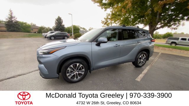 Used 2022 Toyota Highlander XLE AWD/4WD image 3