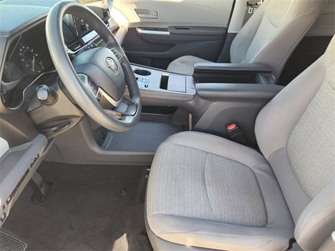 Used 2021 Toyota Sienna LE image 9