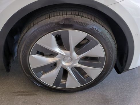 Used 2021 Tesla Model Y Long Range image 24