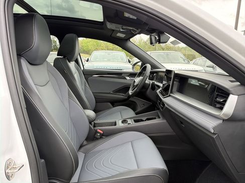 New 2026 Volkswagen Tiguan SE R-Line FWD image 18