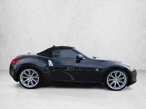 Used 2011 Nissan 370Z Roadster image 4
