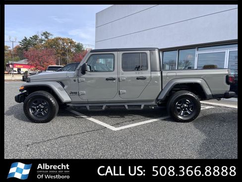 Used 2022 Jeep Gladiator Sport image 2