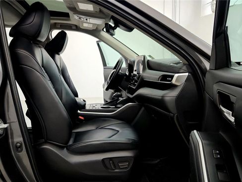 Used 2023 Toyota Highlander XLE AWD/4WD image 17