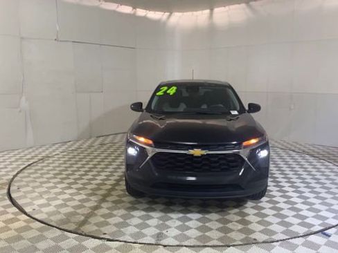 Used 2024 Chevrolet Trax LS w/ LS Convenience Package FWD image 3