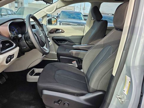 Used 2023 Chrysler Voyager LX image 17