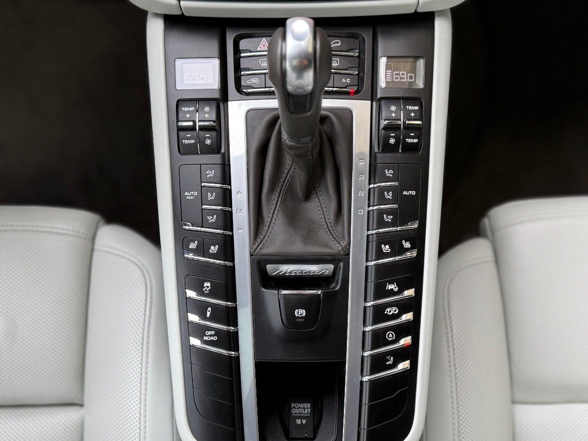 Used 2021 Porsche Macan Turbo AWD/4WD image 40