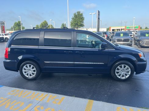 Used 2016 Chrysler Town & Country Touring FWD image 6