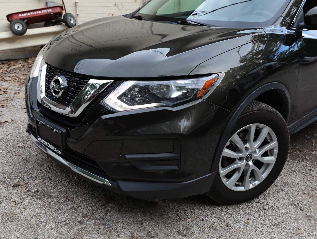 Used 2017 Nissan Rogue SV w/ SV Premium Package AWD/4WD image 2