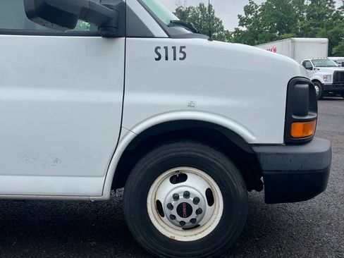 Used 2017 GMC Savana 3500 Extended RWD image 4