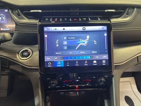 Used 2023 Jeep Grand Cherokee Limited image 18