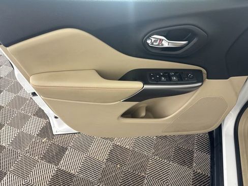 Used 2020 Jeep Cherokee Latitude w/ Cold Weather Group image 23