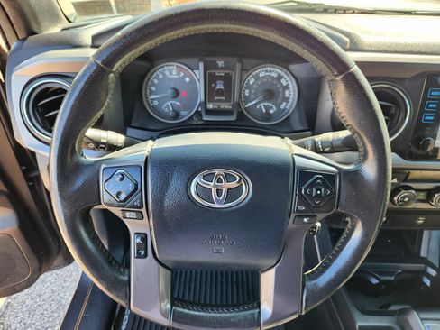 Used 2017 Toyota Tacoma TRD Sport w/ Tow Package (A/T) AWD/4WD image 9