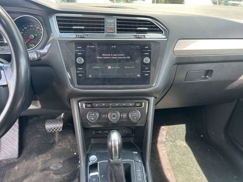 Used 2018 Volkswagen Tiguan SE w/ Panoramic Sunroof Package AWD/4WD image 9