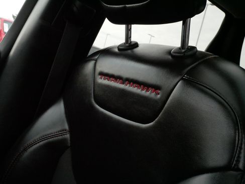 Used 2020 Jeep Cherokee Trailhawk w/ Comfort/Convenience Group image 31