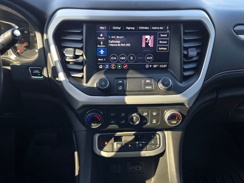 Used 2023 GMC Acadia SLT image 15