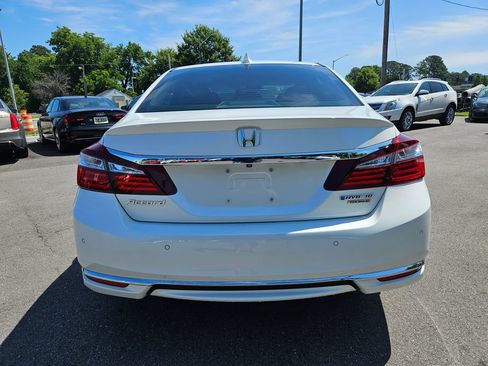 Used 2017 Honda Accord Touring image 6