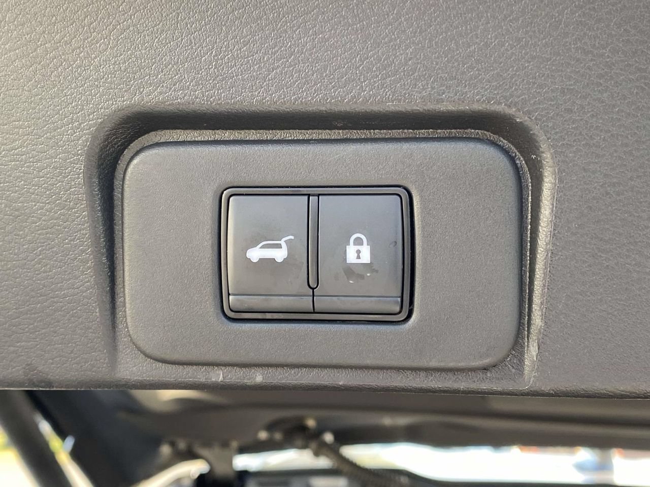 Used 2025 Nissan Rogue SV FWD image 18