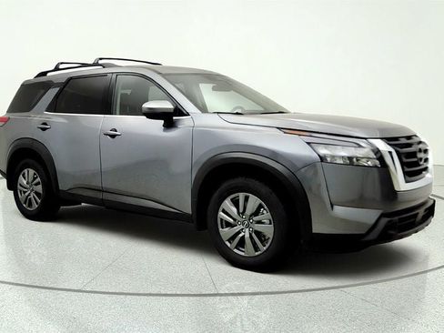 Used 2025 Nissan Pathfinder SV FWD image 3