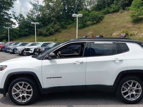 Used 2025 Jeep Compass Limited AWD/4WD image 7