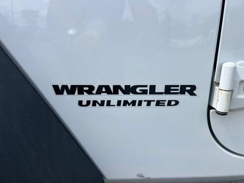 Used 2015 Jeep Wrangler Unlimited Rubicon w/ Connectivity Group AWD/4WD image 30