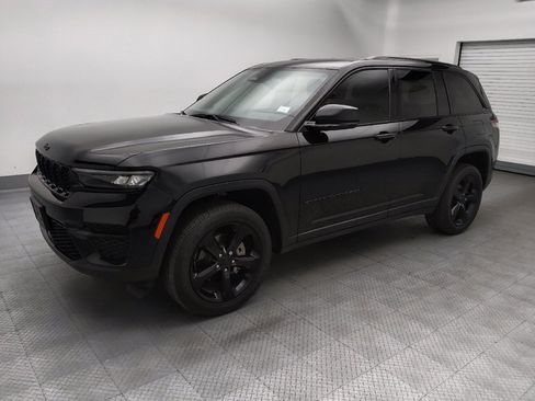 Used 2022 Jeep Grand Cherokee Altitude RWD image 2
