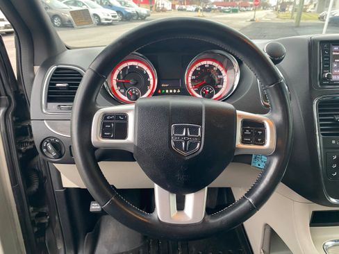 Used 2018 Dodge Grand Caravan SXT image 10
