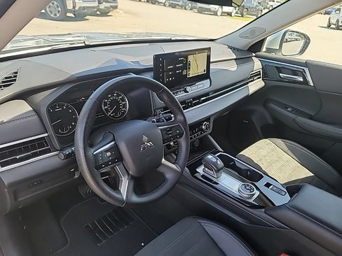 Used 2025 Mitsubishi Outlander AWD image 15
