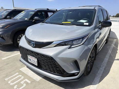 Used 2024 Toyota Sienna XSE w/ XSE Plus Package FWD image 2