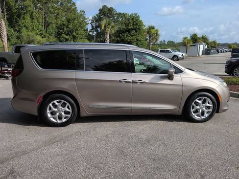 Used 2017 Chrysler Pacifica Touring-L Plus w/ Tire & Wheel Group FWD image 3