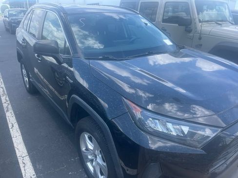 Used 2021 Toyota RAV4 LE AWD/4WD image 3