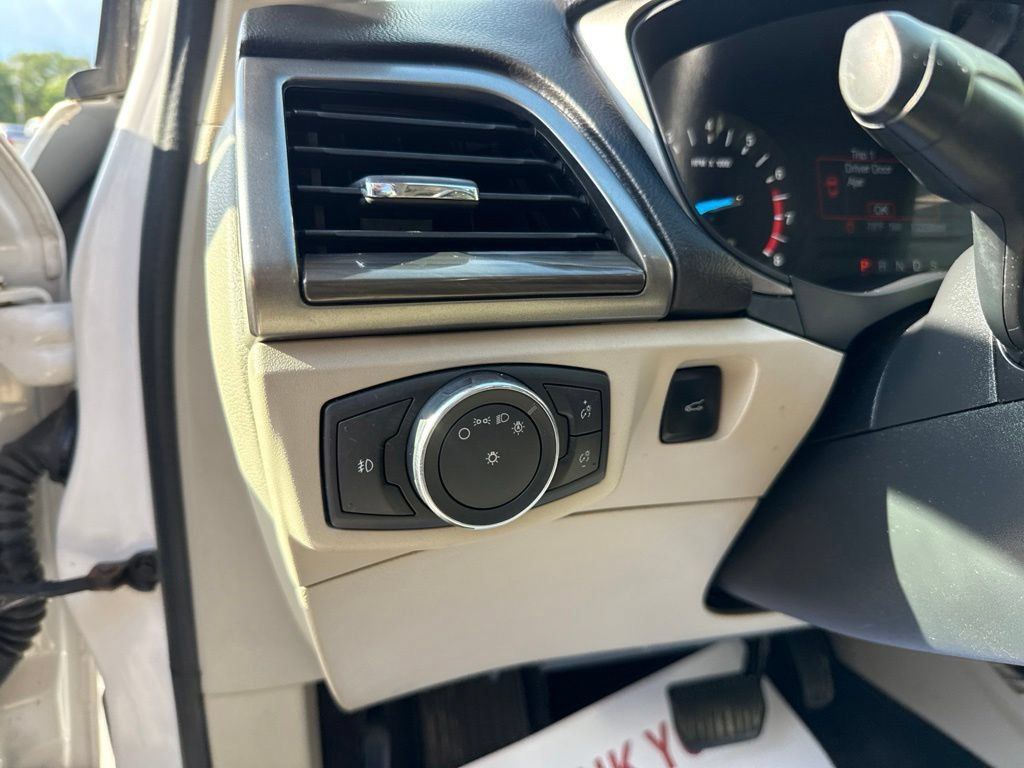 Used 2017 Ford Fusion SE AWD/4WD image 15