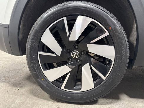Used 2025 Volkswagen Atlas Cross Sport SE FWD image 38