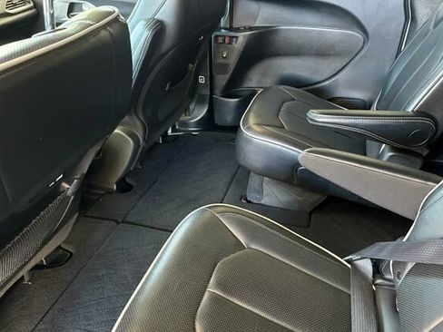 Certified 2025 Chrysler Pacifica Limited FWD image 9