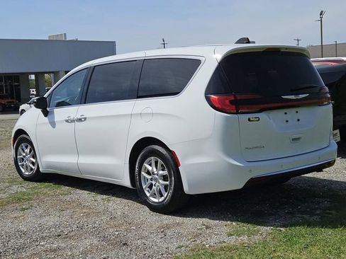 Used 2024 Chrysler Pacifica Touring-L image 5