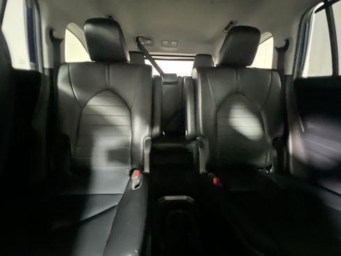 Used 2021 Toyota Highlander XLE FWD image 32