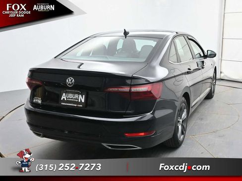 Used 2020 Volkswagen Jetta R-Line w/ R-Line Cold Weather Package image 4