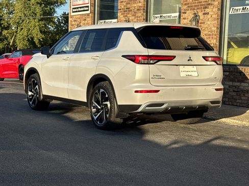 Used 2022 Mitsubishi Outlander SE image 3