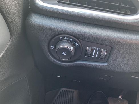 Used 2025 Chrysler Pacifica Limited AWD/4WD image 11