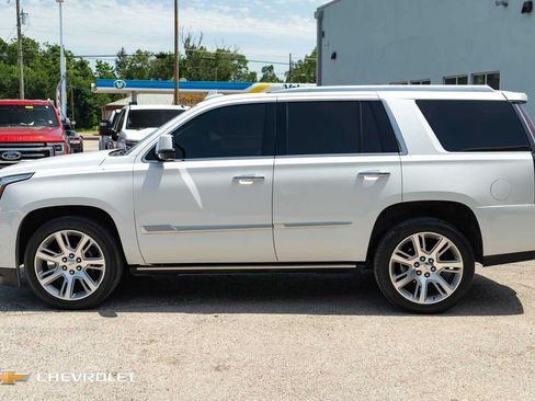 Used 2017 Cadillac Escalade Premium Luxury RWD image 11