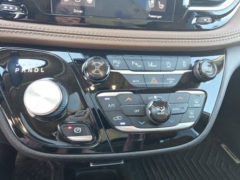 Used 2018 Chrysler Pacifica Limited w/ Tire & Wheel Group image 15